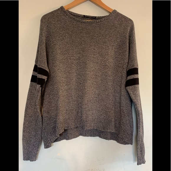 Brandy Melville gray sweater with striped sleeves - Picture 2 of 10